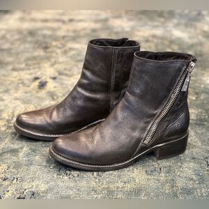 Frye Demi Zip Moto Bootie Black Silver Metallic size 8.5